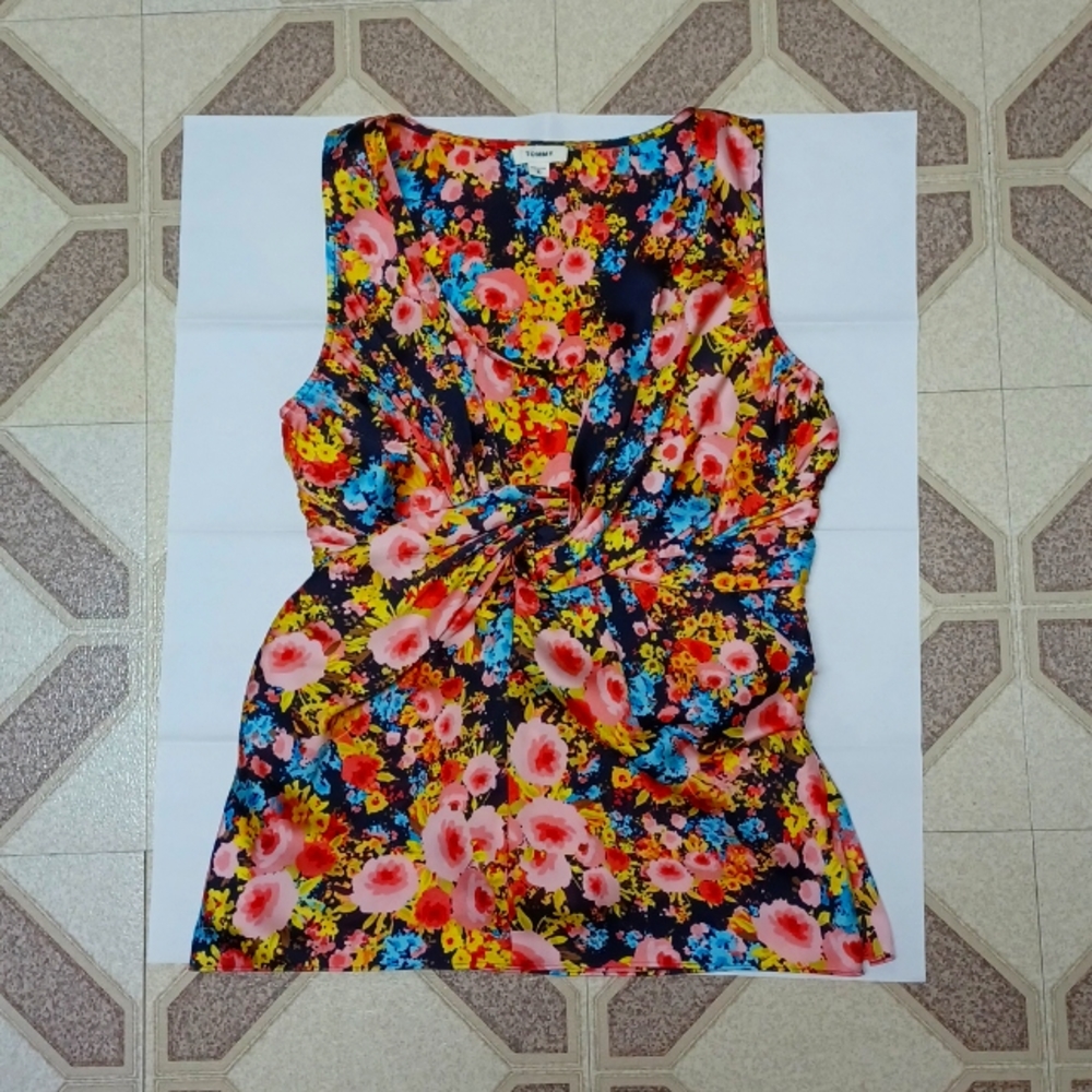 NWOT Tommy Floral Top size 2